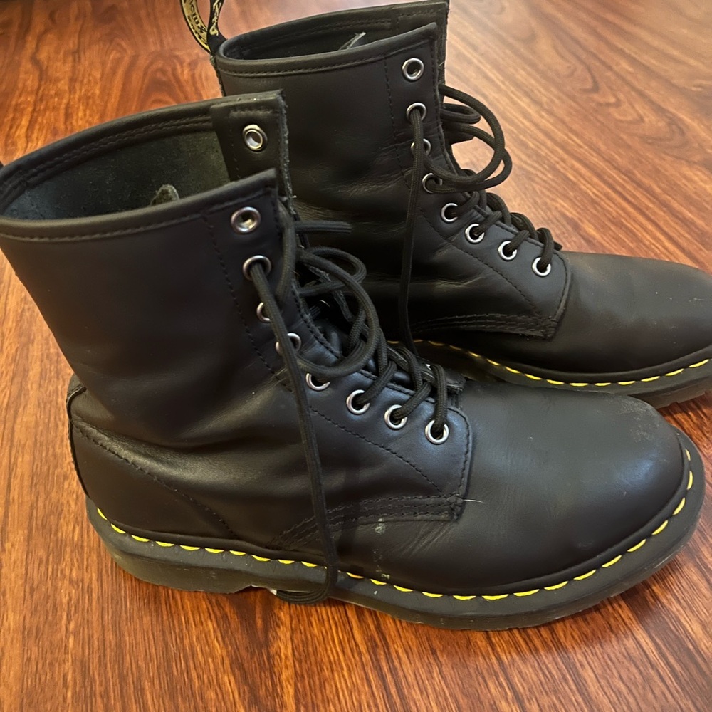 Doc martens non platform high boot1460 matte no scratches or holes just a crease